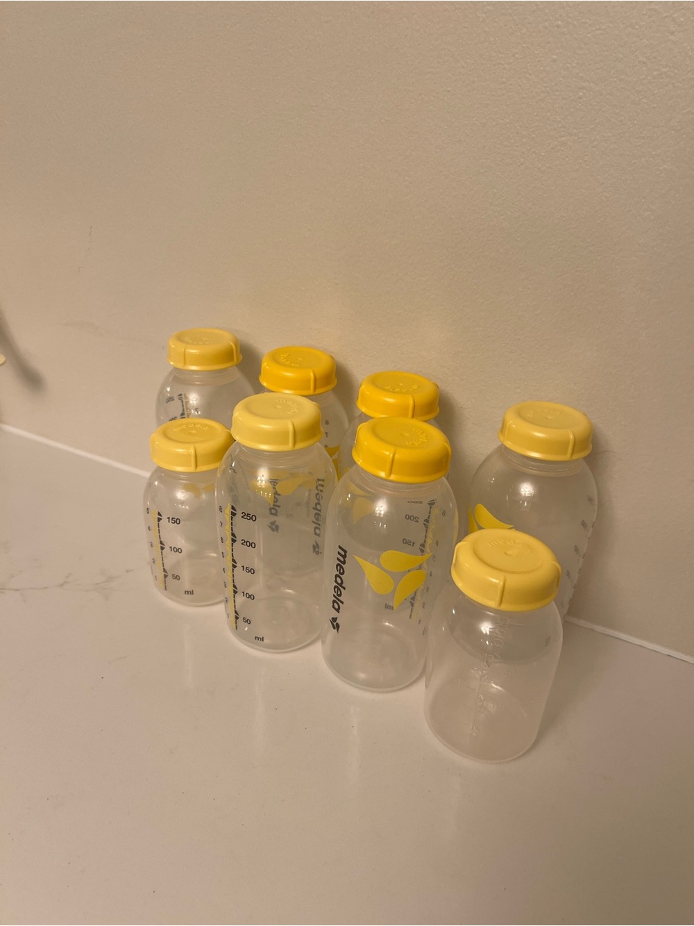 Medela Clear Feeding Bottles with Yellow Caps - 8-Pack